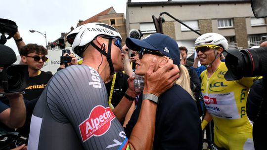 Verliefde vriendin Mathieu van der Poel emotioneel in Tour de France: ‘Herinneringen voor het leven’