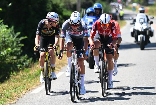 Mathieu van der Poel maakt weer indruk in Tour de France, maar loopt in chaotische etappe ritzege net mis
