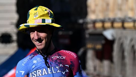 Tour-renner duikt nét op tijd camper in tijdens etappe: ‘Ik wil mijn welgemeende excuses aanbieden’