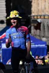 Tour-renner duikt nét op tijd camper in tijdens etappe: ‘Ik wil mijn welgemeende excuses aanbieden’