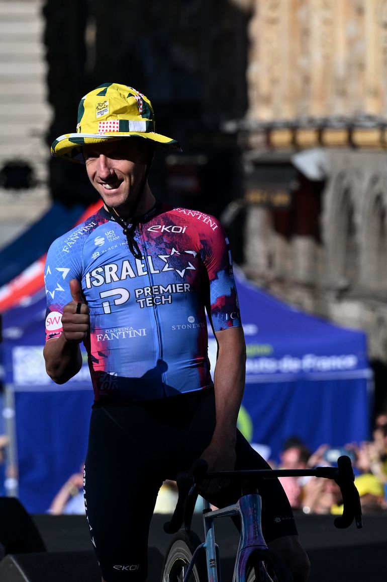 Tour-renner duikt nét op tijd camper in tijdens etappe: ‘Ik wil mijn welgemeende excuses aanbieden’