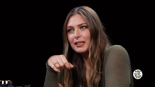 Tennislegende Maria Sharapova (38) kan tranen niet bedwingen: 'Mag ik hier vloeken?'