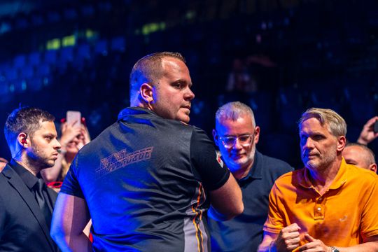 Topdarter Dirk van Duijvenbode wil slaatje slaan uit klagende tegenstanders: 'Ik ben beide gewend'