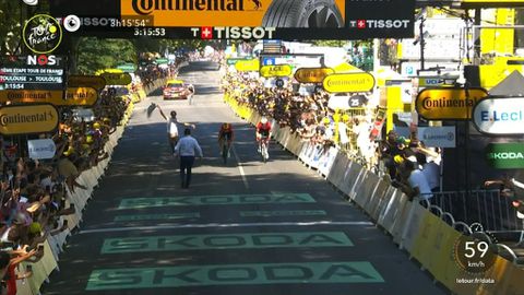 Finish Tour de France ruw verstoord door demonstrant: Mathieu van der Poel ziet beveiliger hardhandig ingrijpen