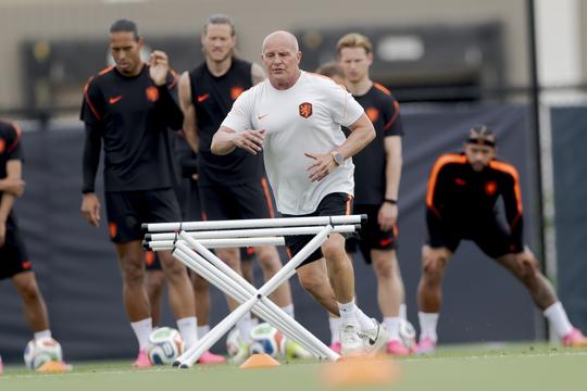 Na Ronald Koeman vertrekt er nog een trainer bij het Nederlands elftal na mislukt WK voetbal