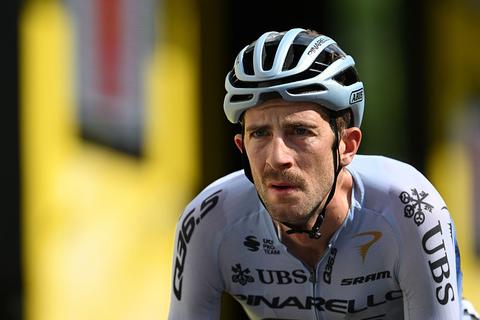 Wielrenner (31) verliest deel van vinger bij zware valpartij in Tour de France: 'Ik ben nu 10 gram lichter'