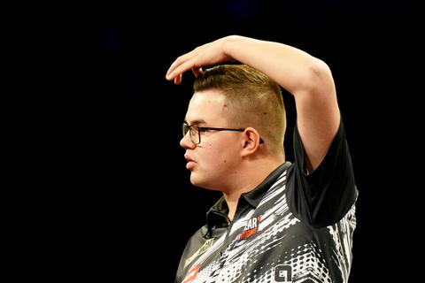 Topdarter Gian van Veen (24) bevindt zich in opmerkelijke positie: 'Eerlijk gezegd speel ik zo niet'
