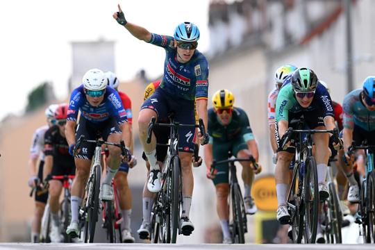 Toprenner Olav Kooij grijpt na chaotische sprint met zware valpartij net naast zege in Tour de France