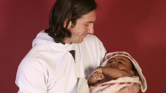 Baby Lamine Yamal bezorgde Lionel Messi ongemakkelijk moment tijdens iconische fotosessie: 'Hij had geen idee'