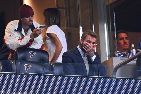 Voetbalicoon David Beckham zichtbaar aangeslagen na pijnlijke uitschakeling van Engeland op WK voetbal