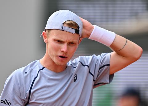 Toptennisser Jesper de Jong maakt flinke duikeling op wereldranglijst na kansloos duel op geliefd toernooi