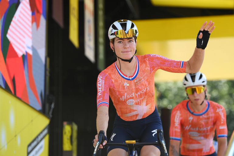 Demi Vollering overleeft hachelijke slotfase in zesde etappe Tour de France Femmes, Mariane Vos in het groen