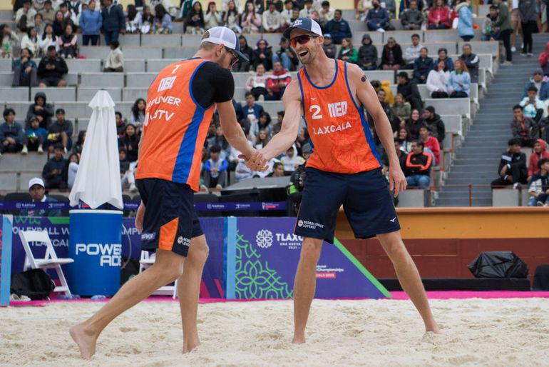 Beachvolleyballers Alexander Brouwer en Robert Meeuwsen zijn per direct uit elkaar tijdens EK in Scheveningen