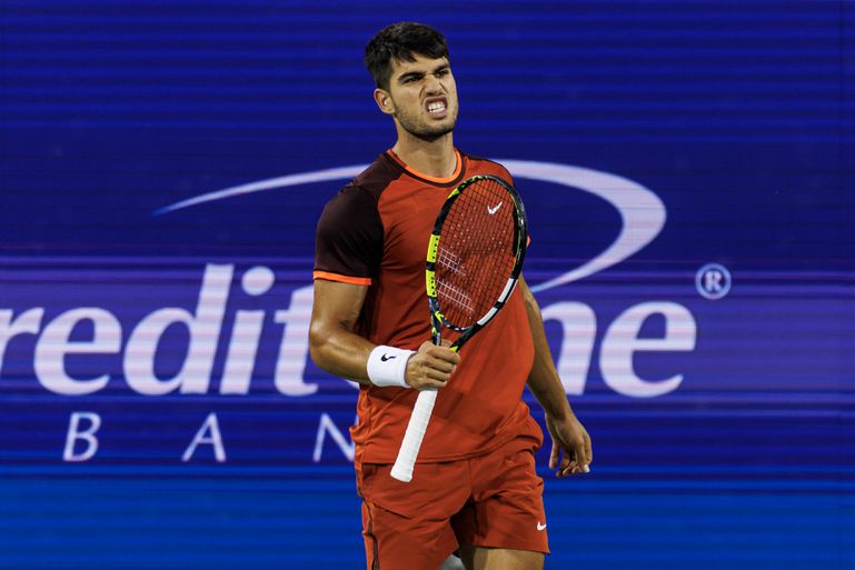 Gefrustreerde toptennisser Carlos Alcaraz gaat tijdens 'slechtste wedstrijd ooit' volledig door het lint