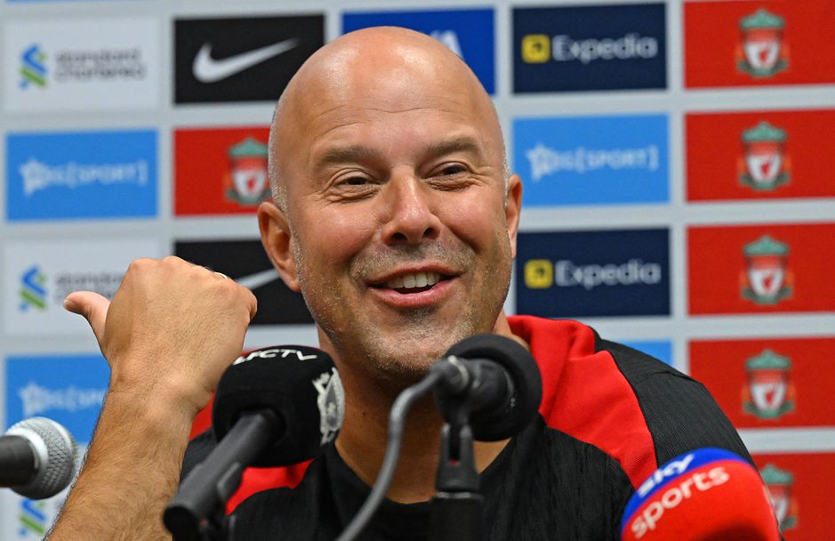 Arne Slot lacht met Engelse pers in aanloop naar debuut in Premier League: 'Is er een speler waar ze niet over praten?'