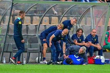 Kolderiek moment in Venlo: Vitesse-speler glijdt VVV-trainer keihard onderuit