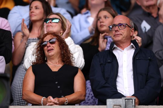 Ouders en vrouw Diogo Jota vol emoties tijdens schitterend eerbetoon voor verongelukte zoon in Premier League