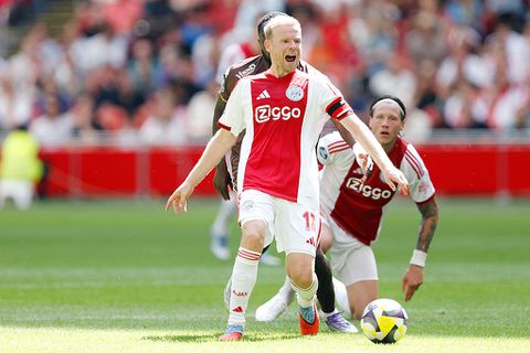Ajacied Davy Klaassen geniet van typisch Amsterdamse activiteit met zoon van bekende vader