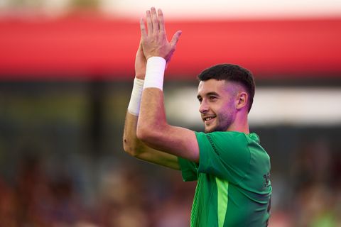 Barcelona vindt op het nippertje oplossing om twee aankopen in te schrijven, vijf spelers nog in onzekerheid