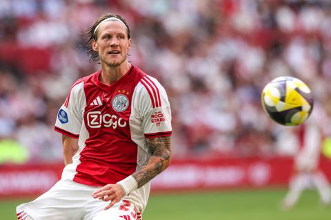 'Ajacied Wout Weghorst lokt kritiek uit met overdreven toneelspel'