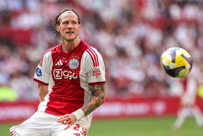 Ajacied Wout Weghorst lokt kritiek uit met overdreven toneelspel' |  Sportnieuws.nl