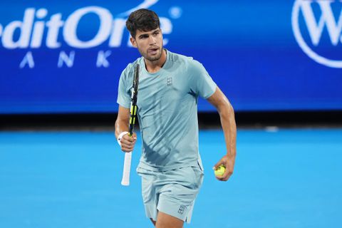 Toptennisser Carlos Alcaraz bereikt halve finale Cincinnati Open: dubbel met Emma Raducanu verder in gevaar