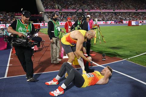 Commentatoren vol ongeloof op EK atletiek na ontsnapping aan ramp: 'Die official...'