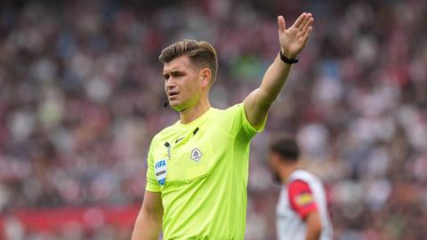 Scheidsrechter Joey Kooij zorgt voor striemend fluitconcert met opmerkelijk moment bij Feyenoord