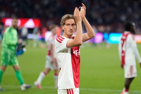 Ajax verrast met speciale actie in Parijs na verkoop Mika Godts