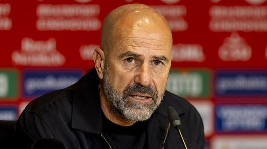 PSV-trainer Peter Bosz voelt mee met Ajax-collega Francesco Farioli: 'Ik denk dat hij dat nu ook niet kan'