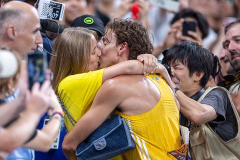 Dit is de verloofde van polsstokfenomeen Armand Duplantis: Desiré Inglander gaat met innige kus de wereld over