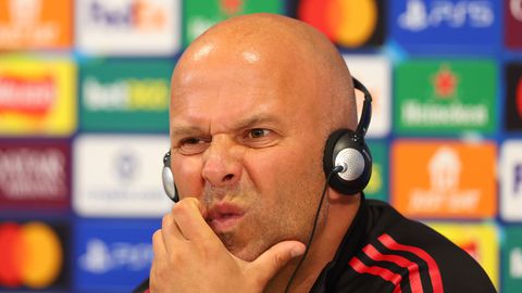 Arne Slot verdedigt gebeten hond op bijzondere wijze: 'Hij is niet de enige'