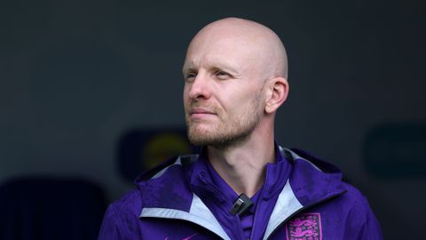 Nieuwe bondscoach Oranje Leeuwinnen over emotioneel afscheid: 'Daar zijn wel wat traantjes gevloeid'