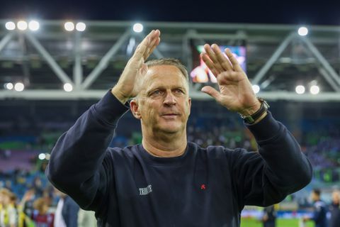 FC Twente-trainer John van den Brom 'vroeg uit de veren' voor spannende eerste dag: 'Dezelfde kriebels'