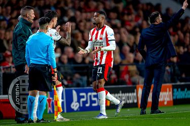 Opmerkelijk moment bij PSV - Union levert zorgen op bij trainer Peter Bosz: 'We zagen het misgaan'