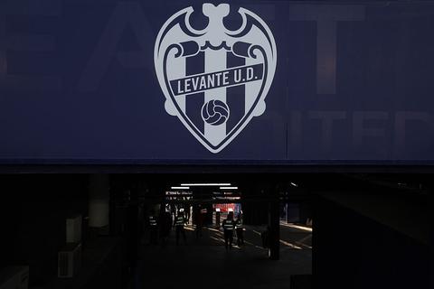 Catacombes onder water: Spaanse voetbalwedstrijd afgelast door 'overstroming' stadion
