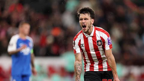 Knullig moment doet AZ pijn: onnodige nederlaag in Europa League tegen Sunderland