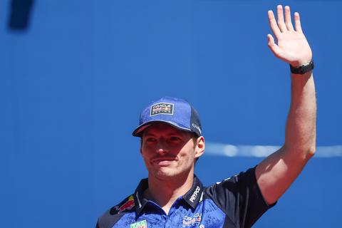 TV-gids Max Verstappen | Zo kijk je live naar zijn bijzondere kartrace tegen 100 tegenstanders