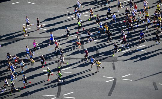 Bizarre beelden bij Chinese marathon: indringer probeert er met de winst vandoor te gaan