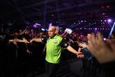 Michael van Gerwen komt op bij de World Grand Prix. © Getty Images