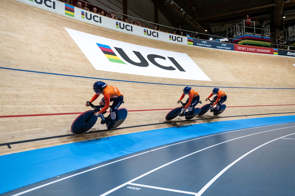 Nederlandse teamsprintsters pakken voor het eerst medaille op WK baanwielrennen: 'Heel goed voor nu'