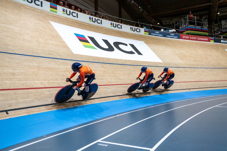 Nederlandse teamsprintsters pakken voor het eerst medaille op WK baanwielrennen: 'Heel goed voor nu'