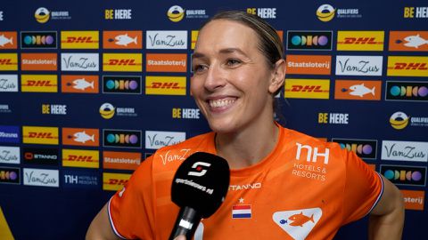 Schrikmoment voor handbalicoon Lois Abbingh na 'klap op de neus': 'Dat soort momenten zijn lastig'