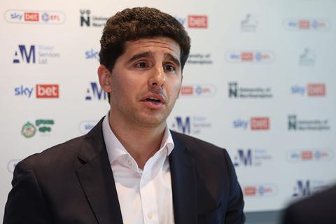 Kelly Piquet (vriendin Max Verstappen) reageert verheugd op gezinsuitbreiding bij halfbroer