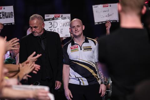 Nederlandse darter (37) maakt ondanks verlies indruk bij debuut op Dutch Darts Championship: 'Dit smaakt zeker naar meer'
