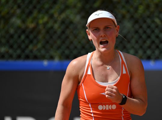 Suzan Lamens (25) voorkomt zenuwachtig duel en slaat Nederland naar volgende ronde Billie Jean King Cup