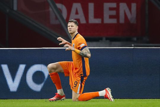 Merkwaardig moment bij Oranje: Wout Weghorst scoort na ingrijpen VAR en medische noodsituatie bij Hongarije