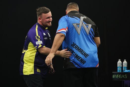 Jermaine Wattimena in vloek en zucht weggevaagd door Luke Littler bij Grand Slam of Darts: 'Pak slaag gekregen'