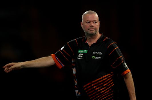 Raymond van Barneveld foetert collega uit: 'Haal die man van tv, dit kan toch niet?'