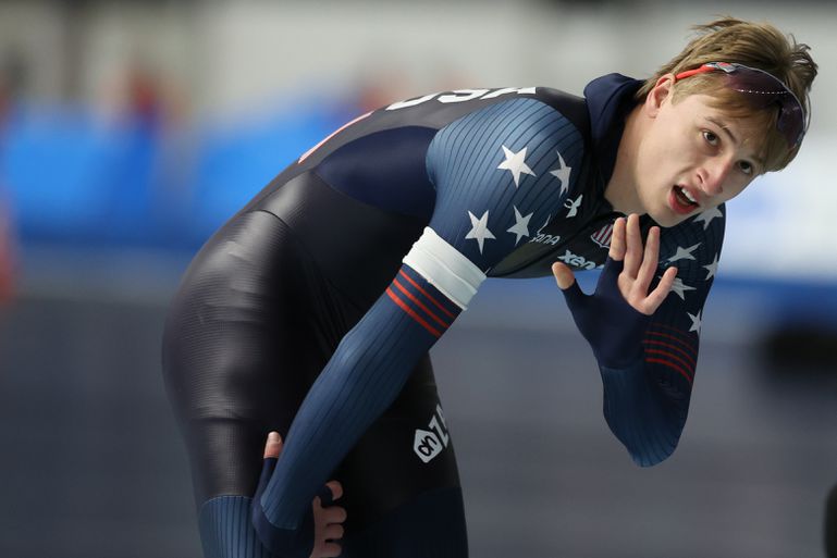 Zelfs jetlag krijgt schaatssensatie Jordan Stolz niet klein op 'mini-WK': twee uit twee voor jonge Amerikaan